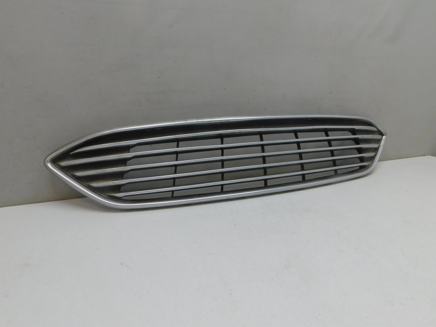 Решетка в бампер центральная