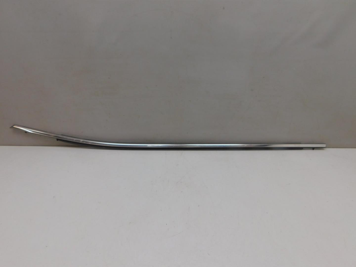 Накладка стекла переднего левого