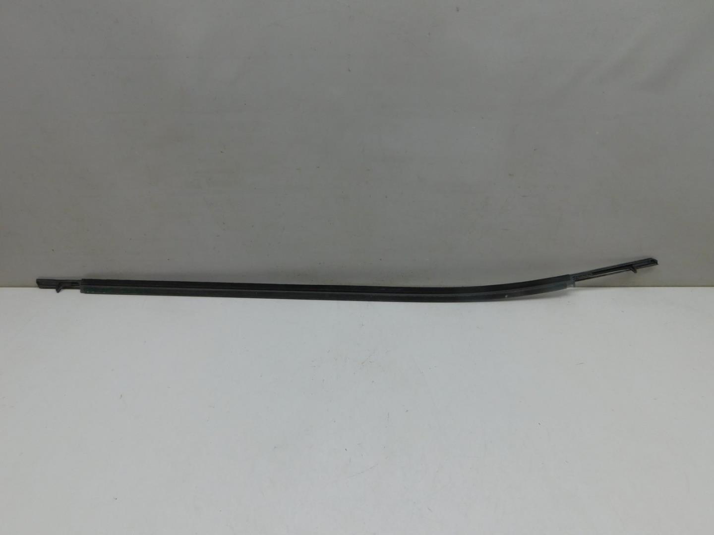 Накладка стекла переднего левого