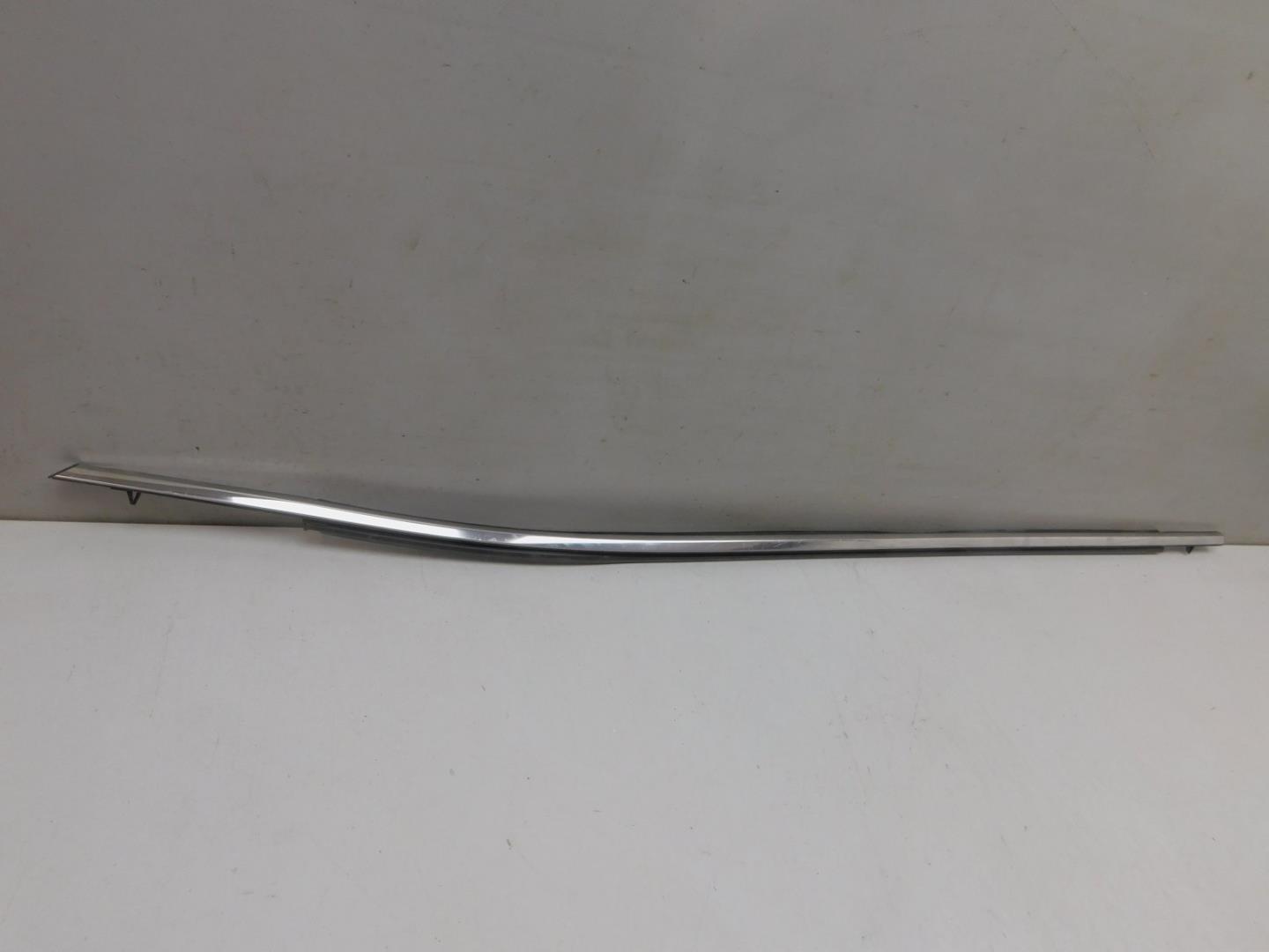 Накладка стекла переднего левого