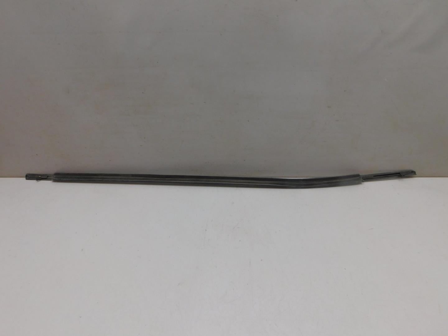 Накладка стекла переднего левого