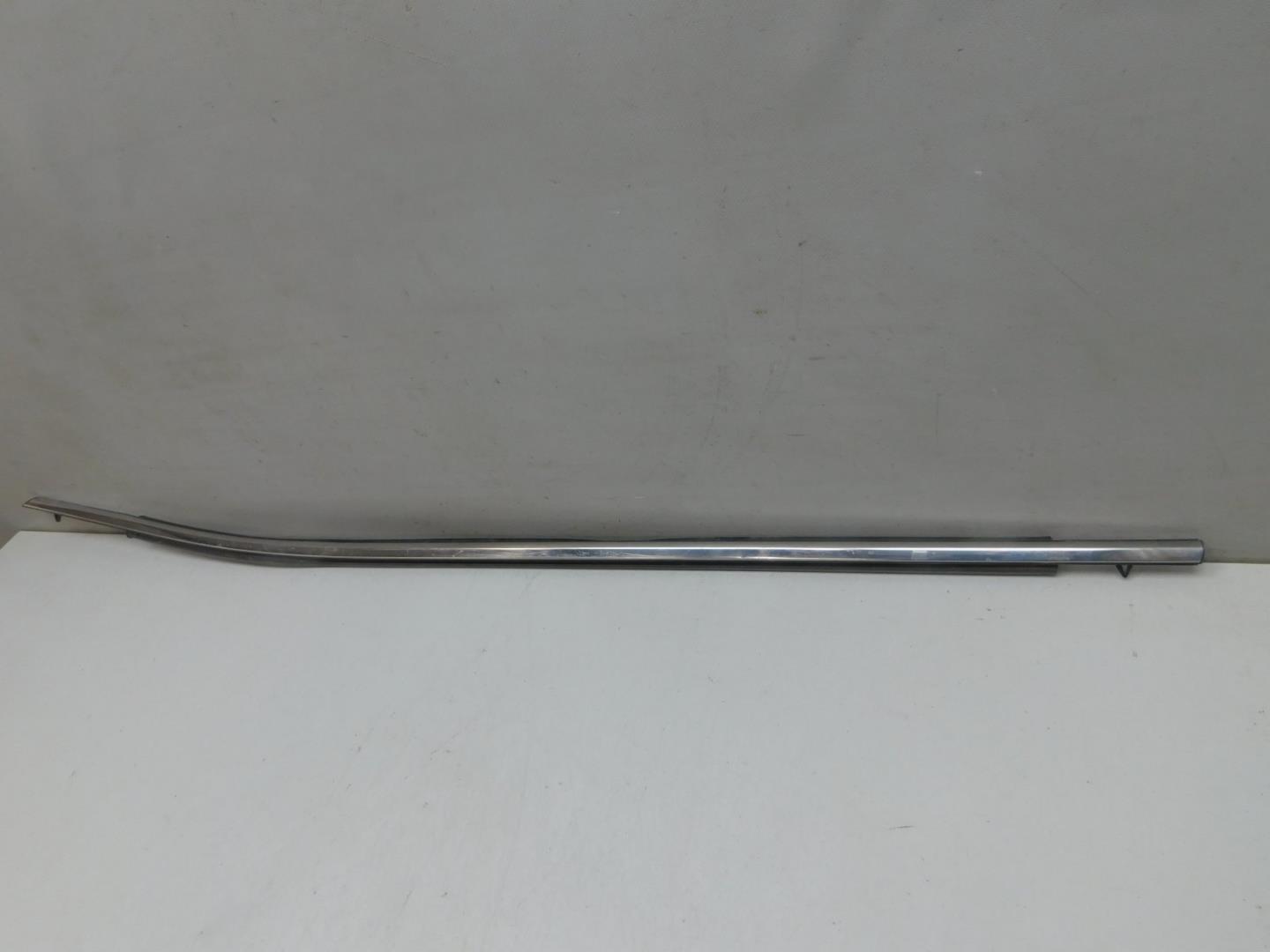 Накладка стекла переднего левого