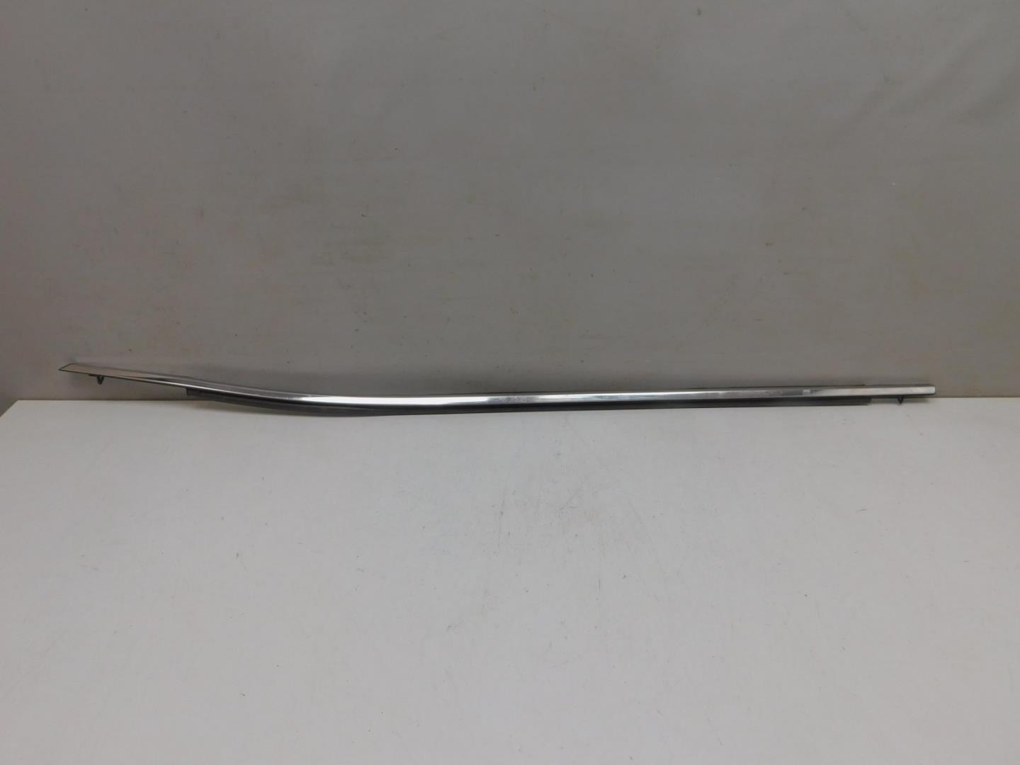 Накладка стекла переднего левого