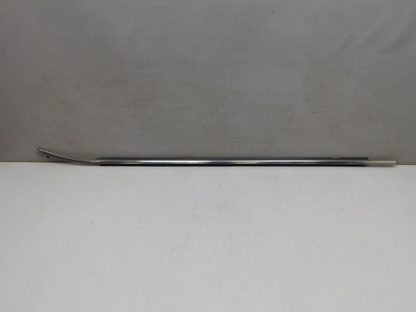 Накладка стекла переднего левого