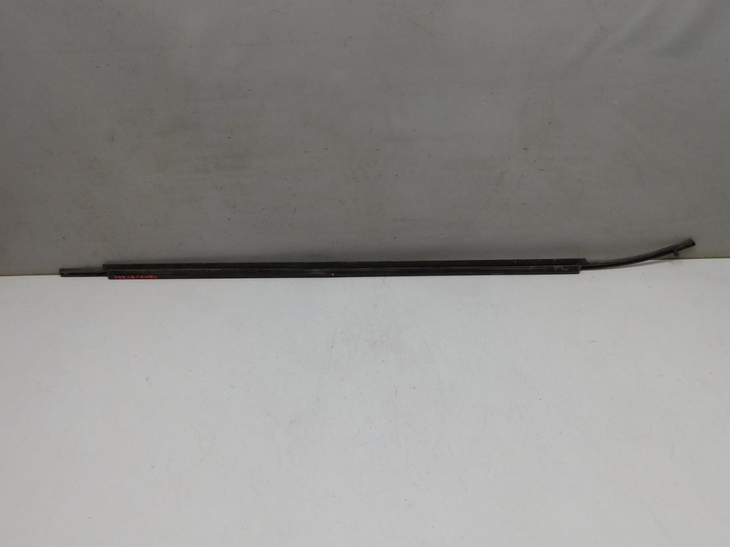 Накладка стекла переднего левого