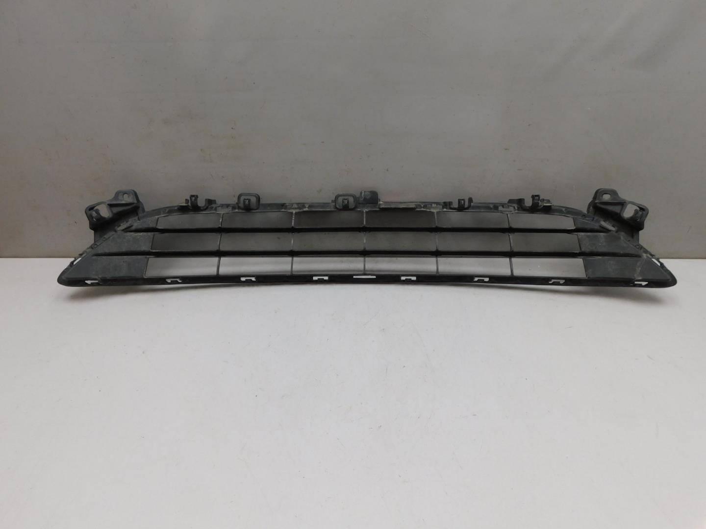 Решетка в бампер центральная