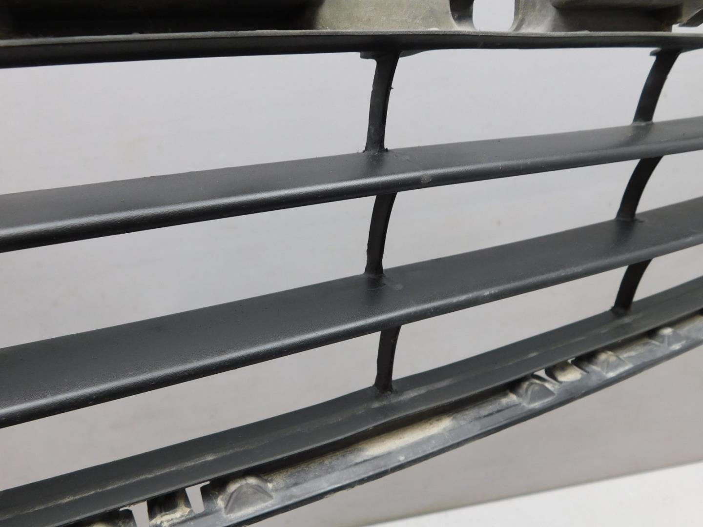 Решетка в бампер центральная