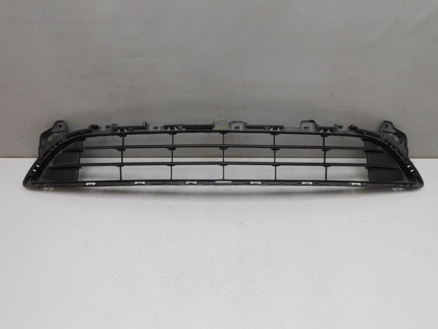 Решетка в бампер центральная