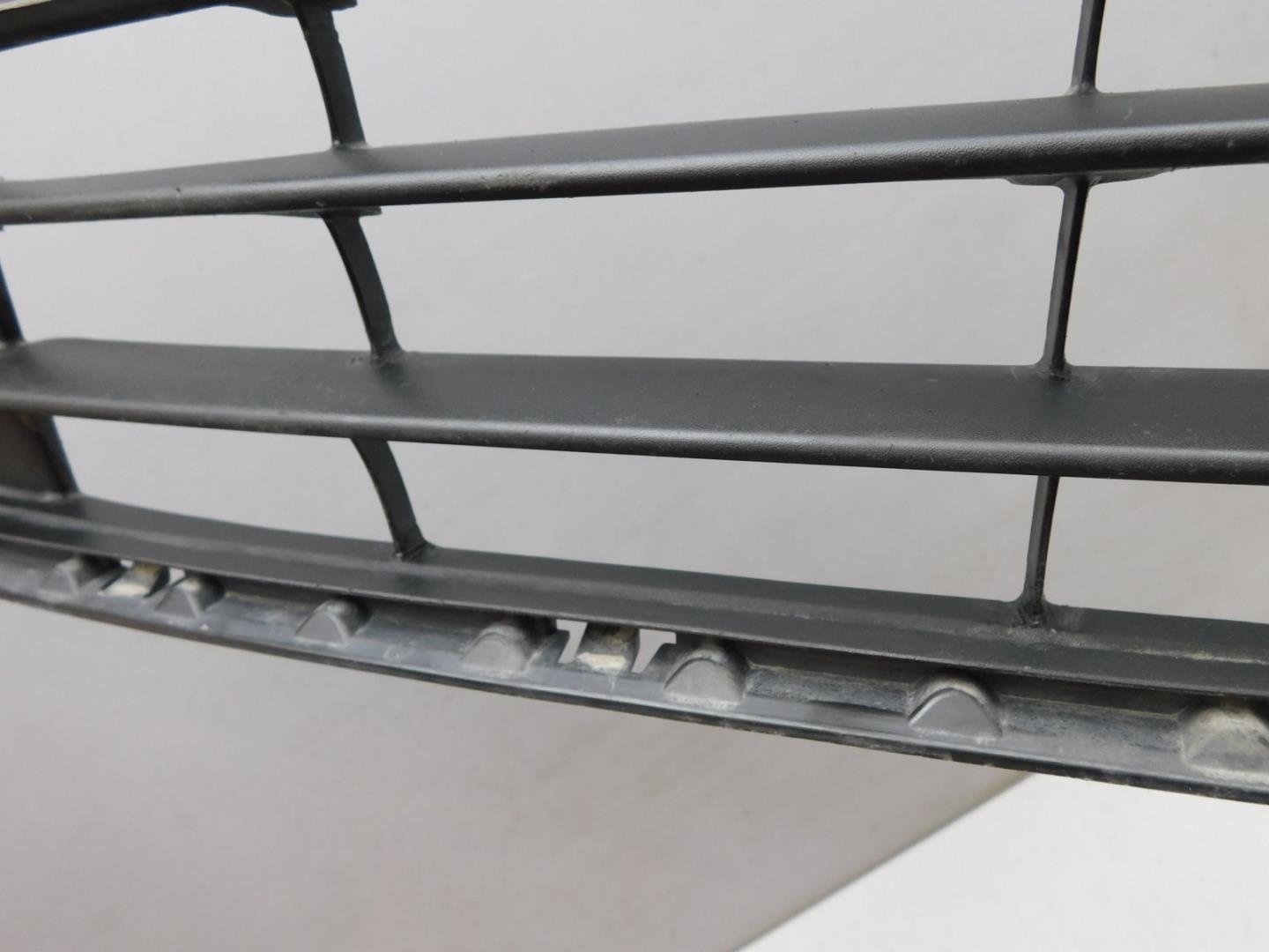 Решетка в бампер центральная