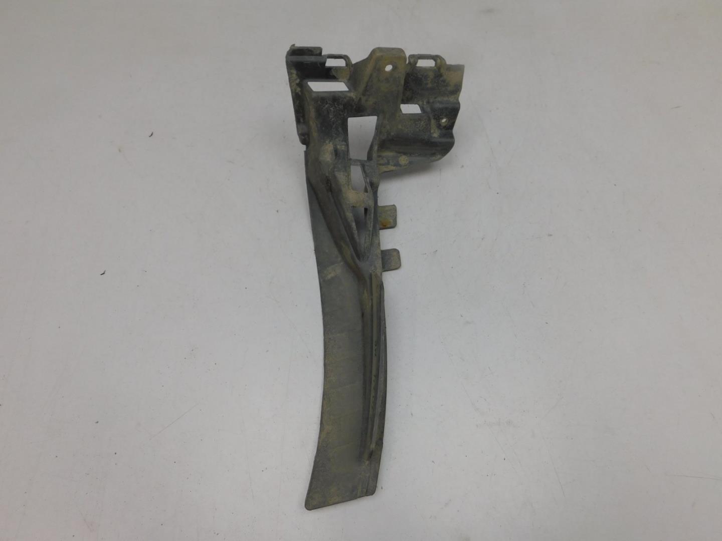 Направляющая заднего бампера