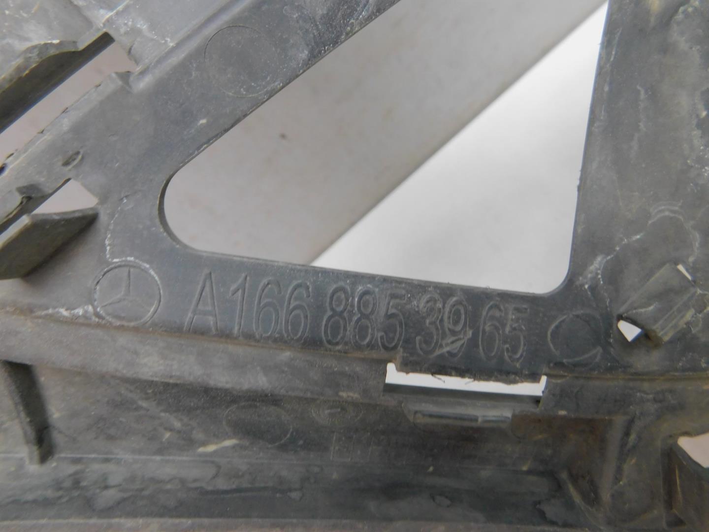 Решетка в бампер центральная