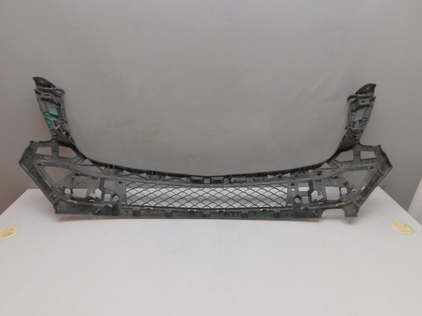 Решетка в бампер центральная