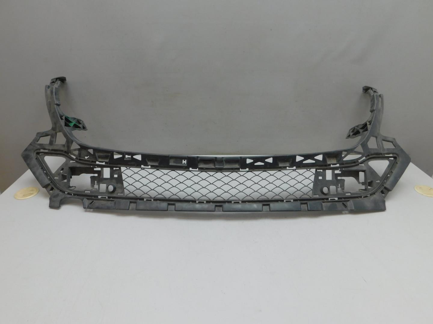Решетка в бампер центральная