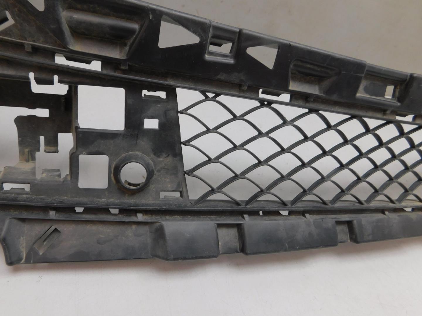 Решетка в бампер центральная