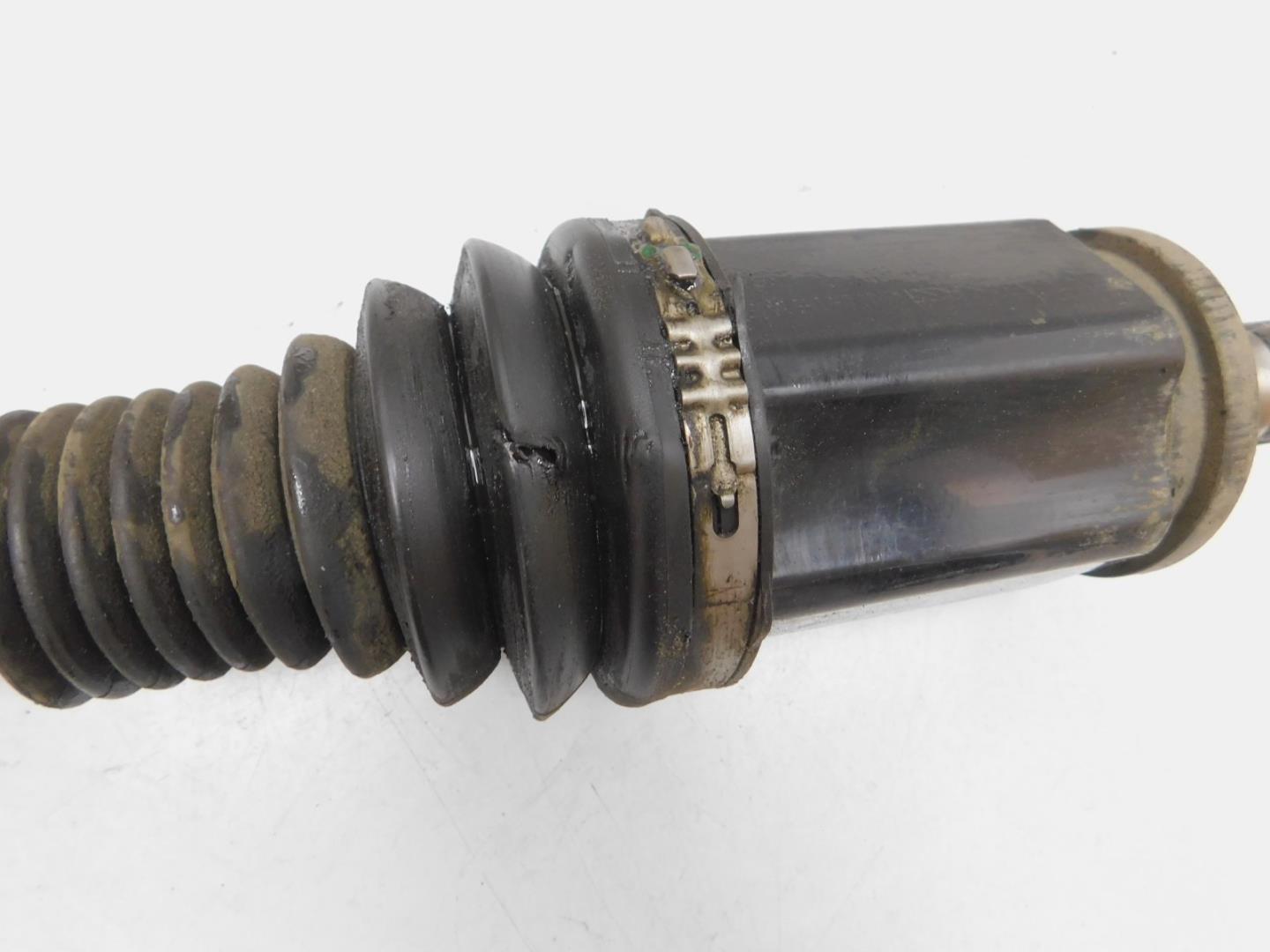 Полуось левая (привод)