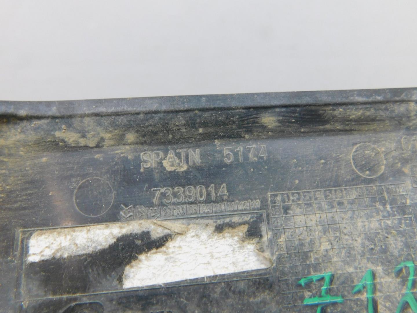 Накладка переднего крыла правого