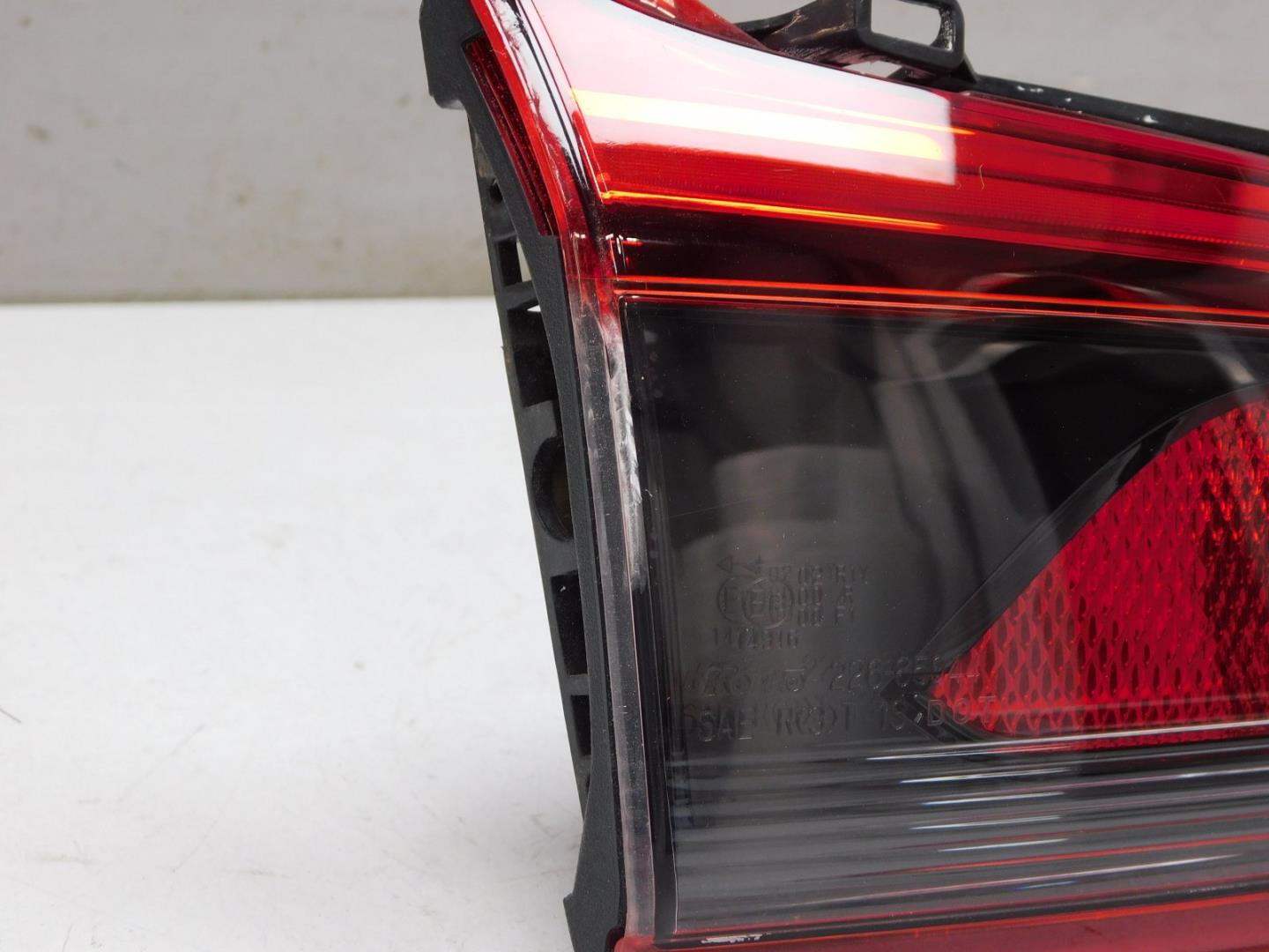 Фонарь задний внутренний левый