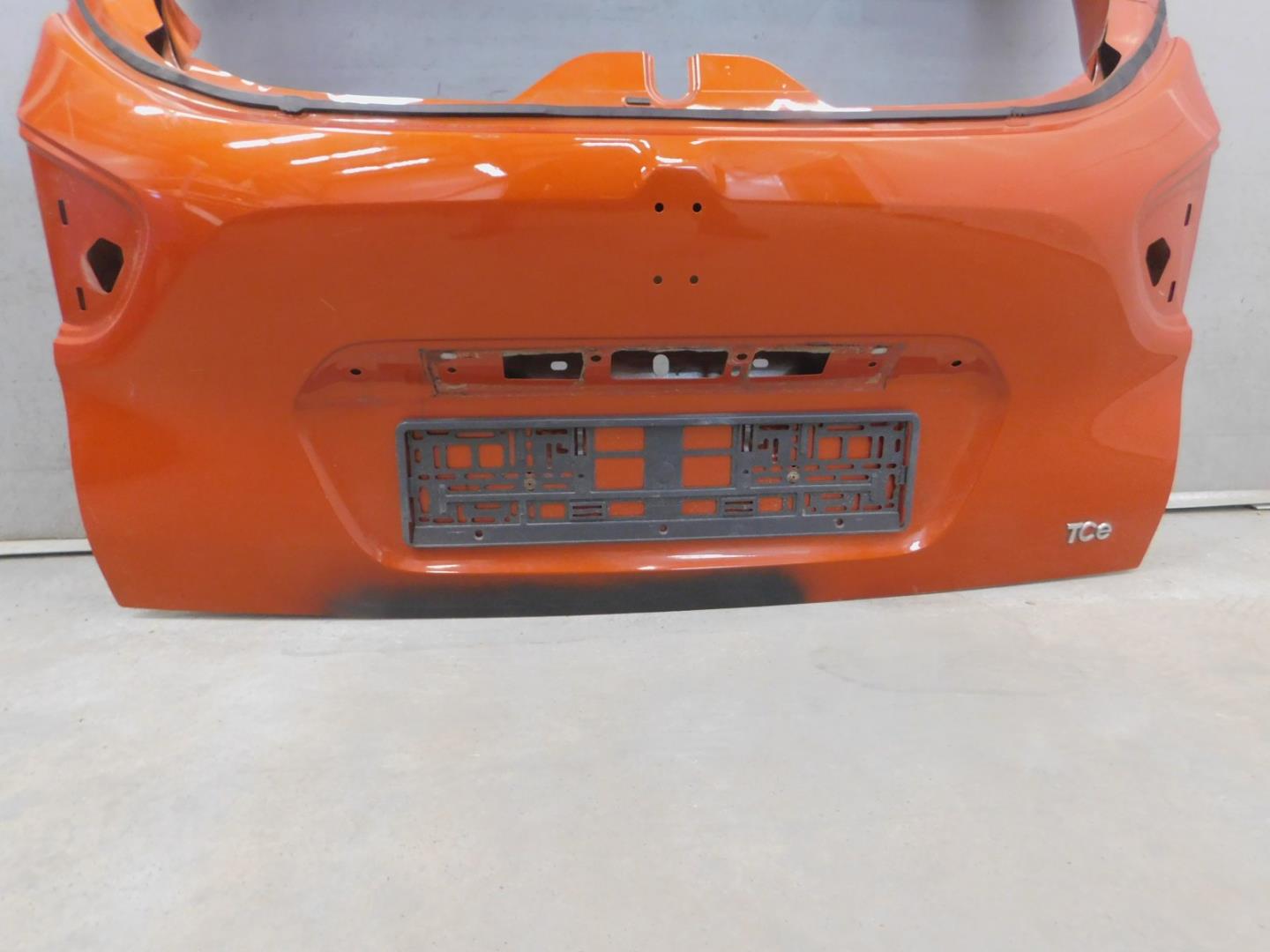 Дверь багажника