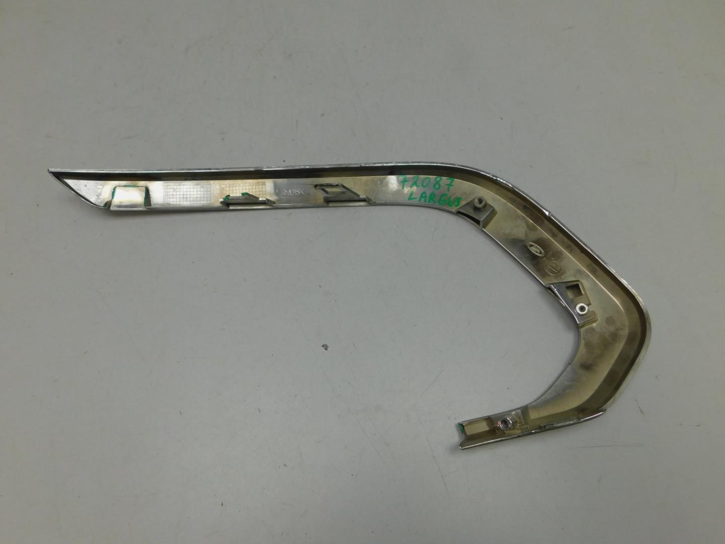 Молдинг переднего бампера