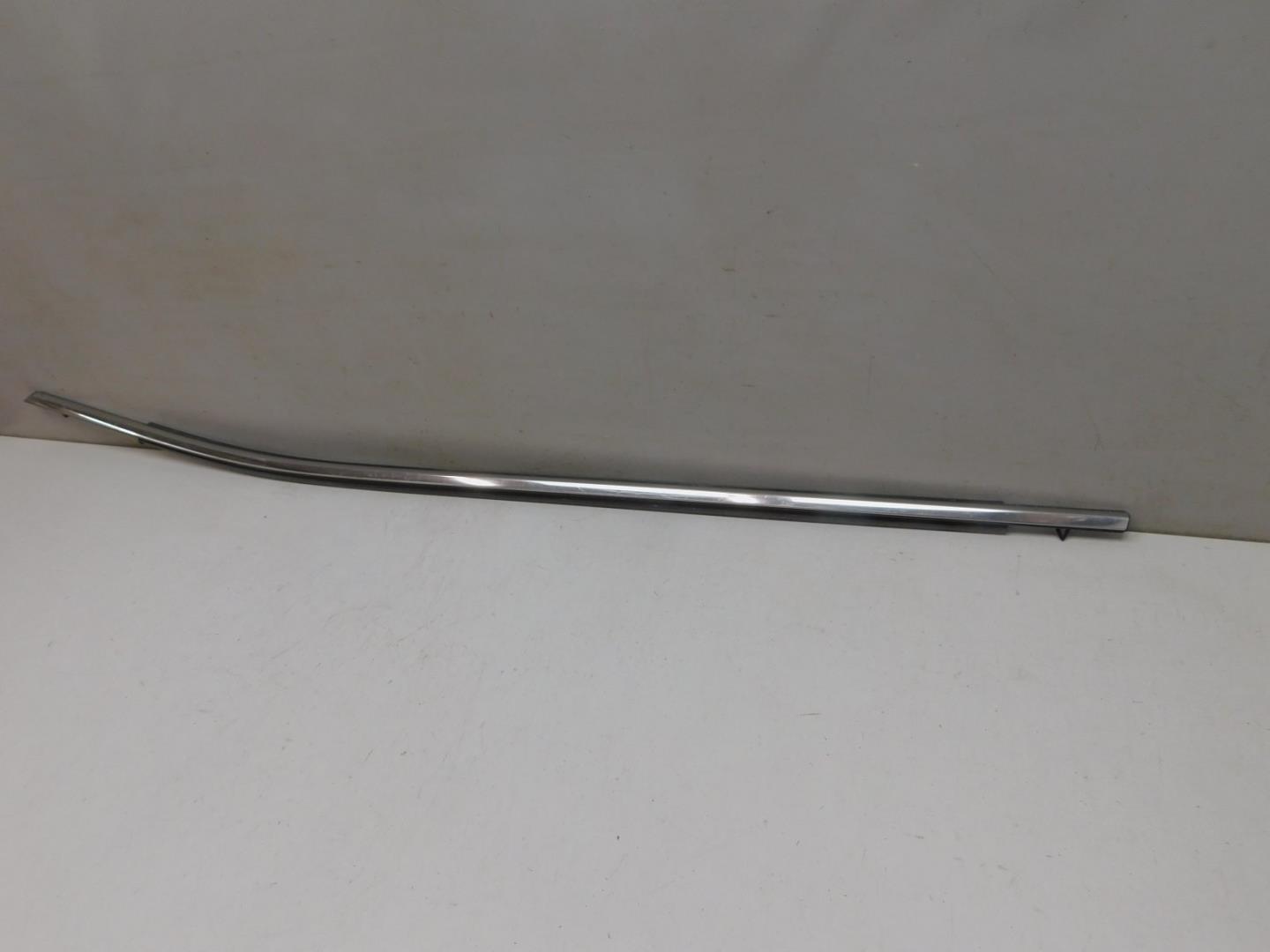 Накладка стекла переднего левого