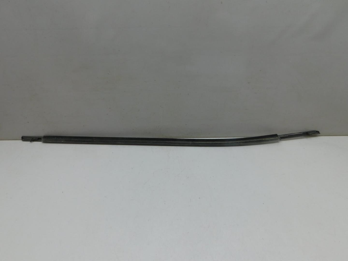 Накладка стекла переднего левого