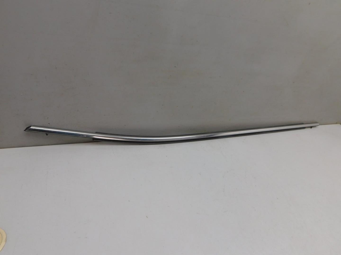 Накладка стекла переднего левого