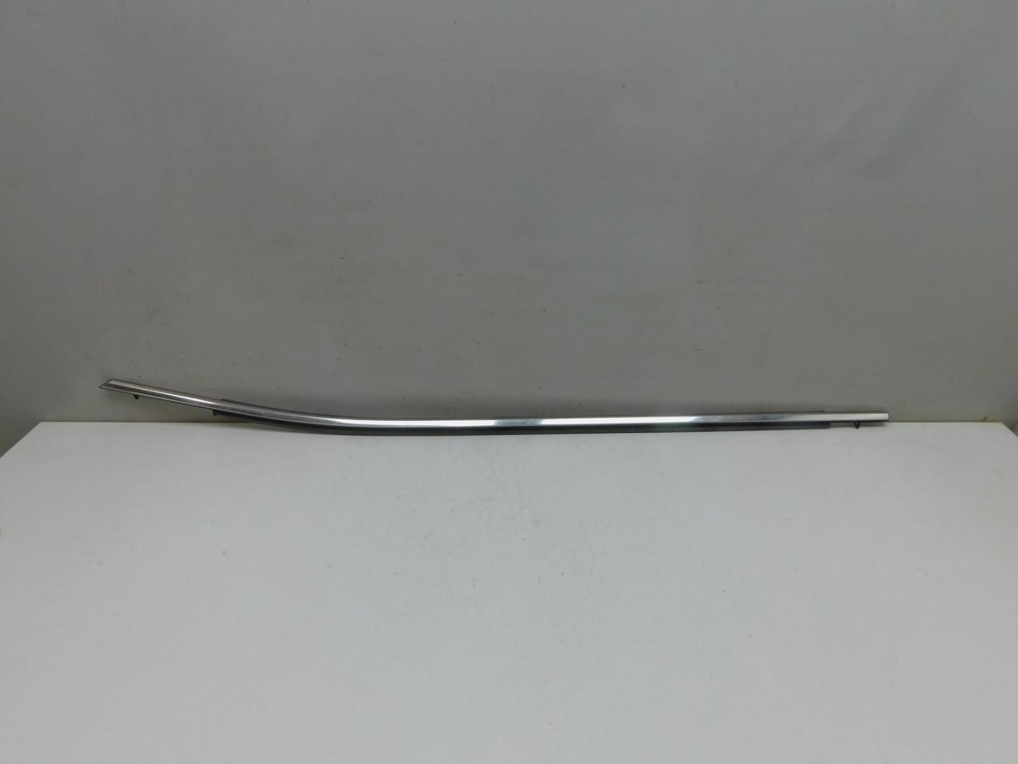 Накладка стекла переднего левого