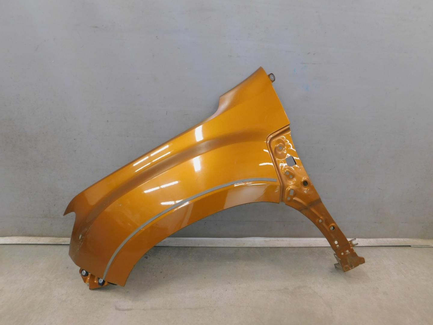 Крыло переднее левое