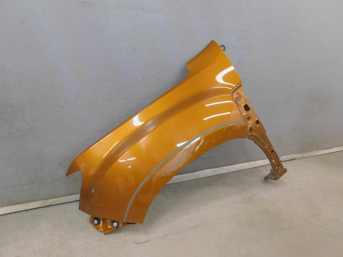 Крыло переднее левое