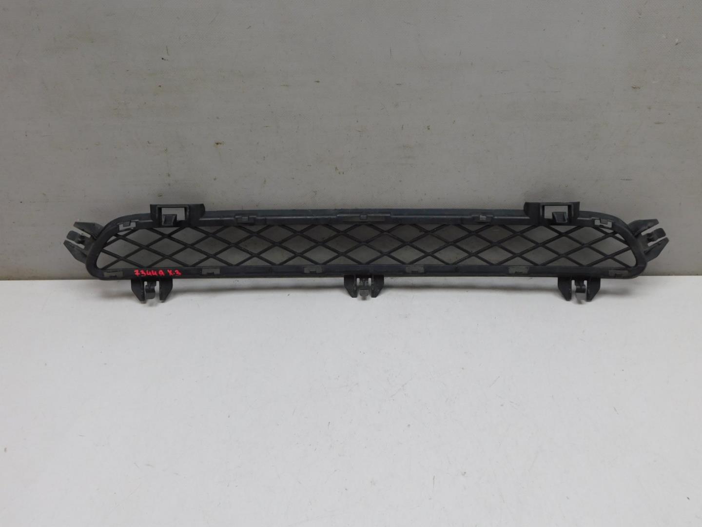 Решетка в бампер центральная