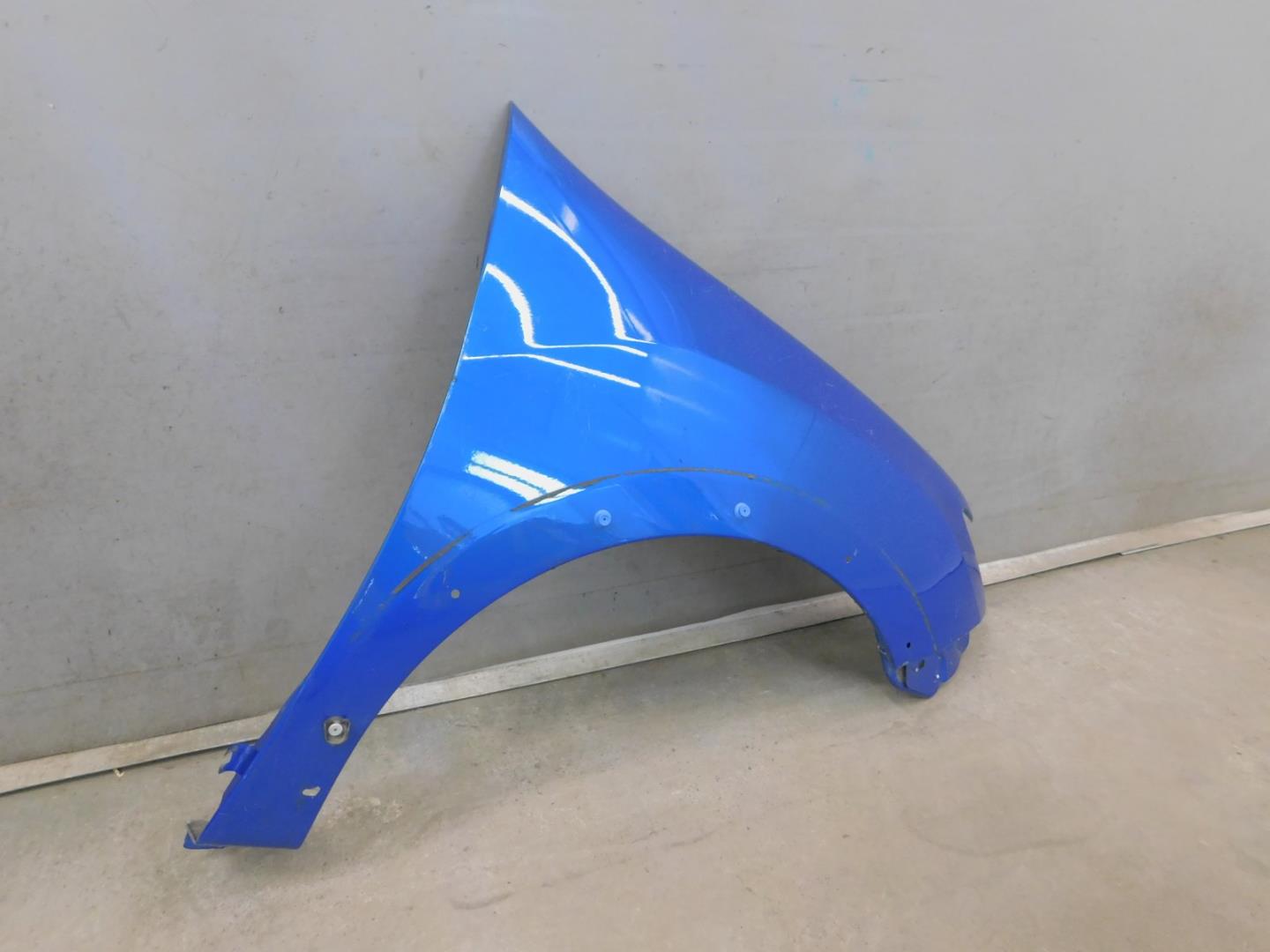 Крыло переднее правое