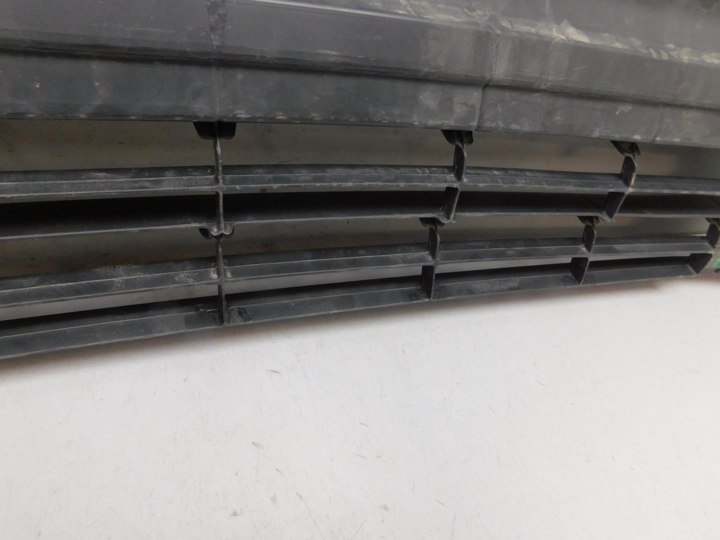 Решетка в бампер центральная