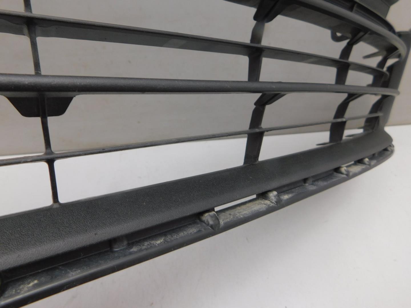 Решетка в бампер центральная