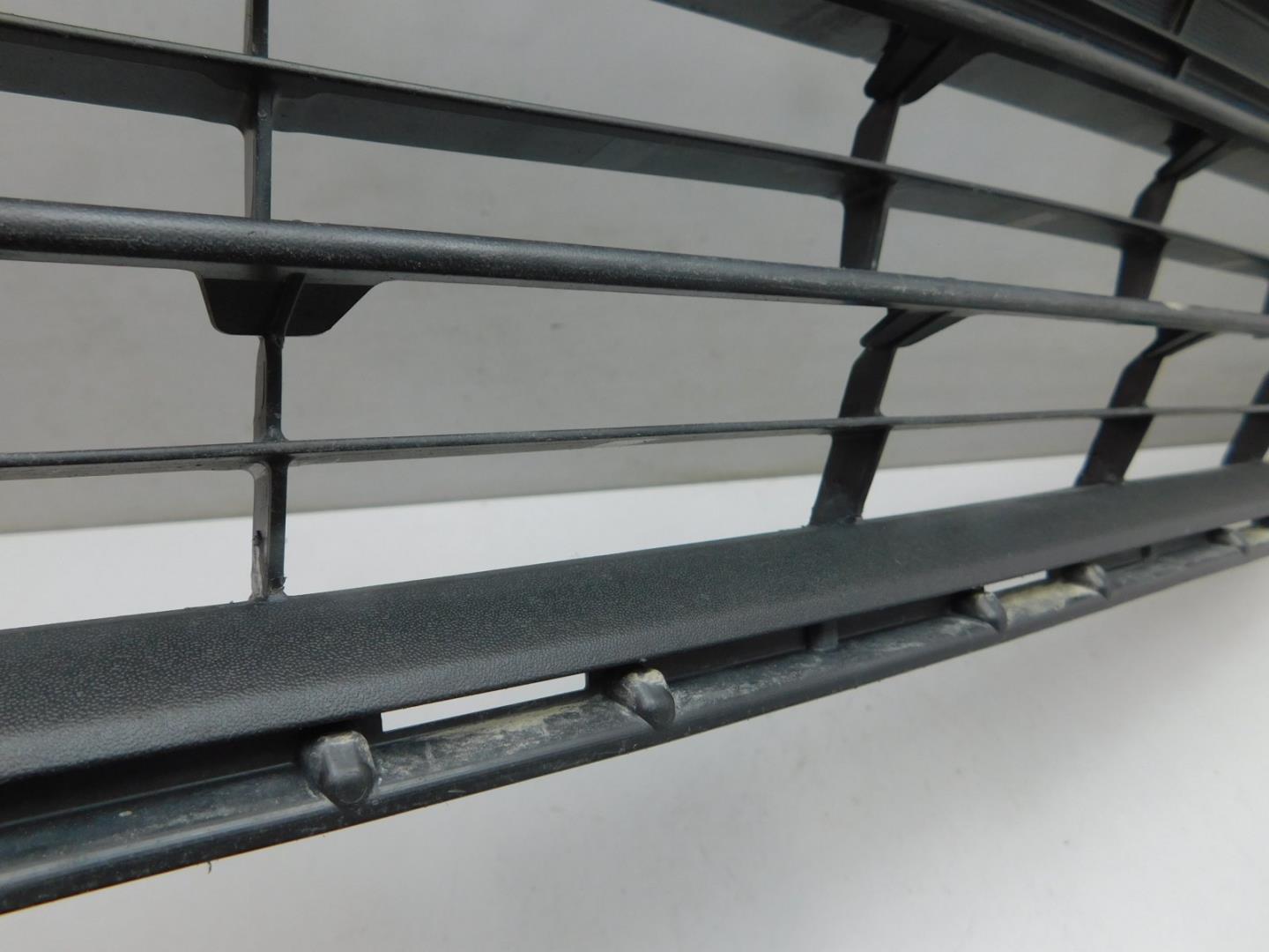 Решетка в бампер центральная