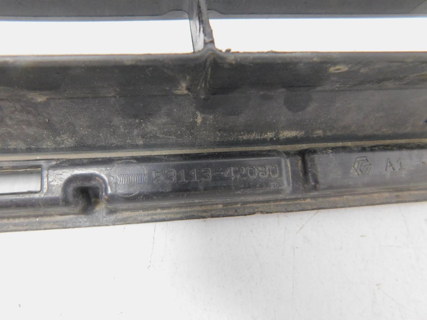 Решетка в бампер центральная