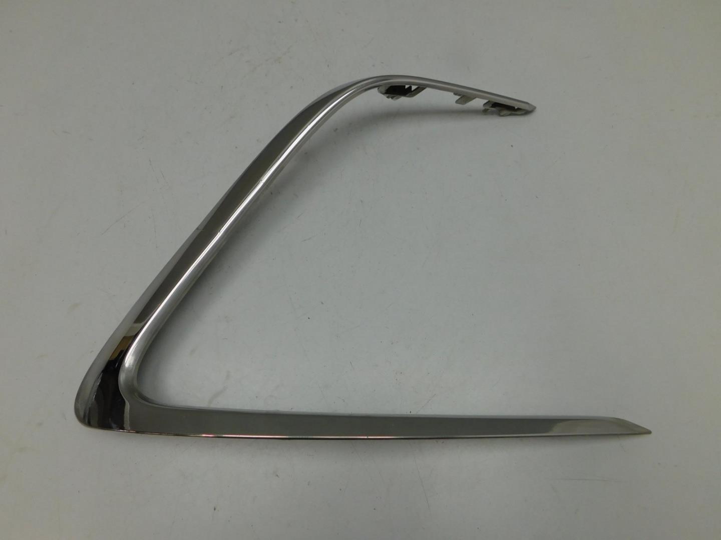 Молдинг переднего бампера