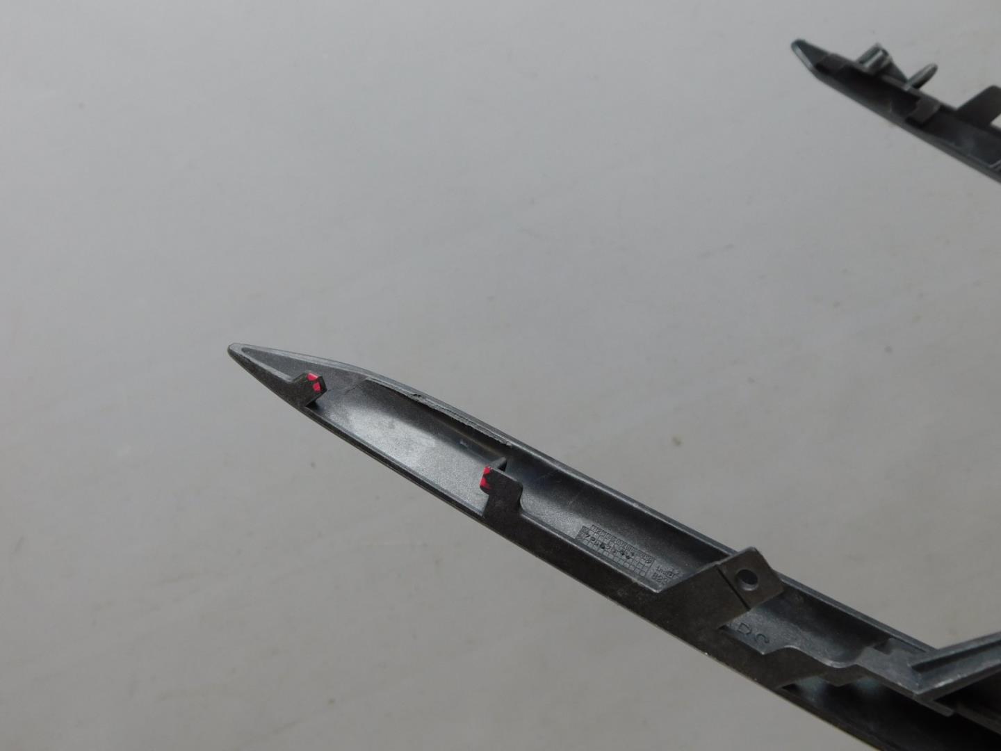 Молдинг переднего бампера