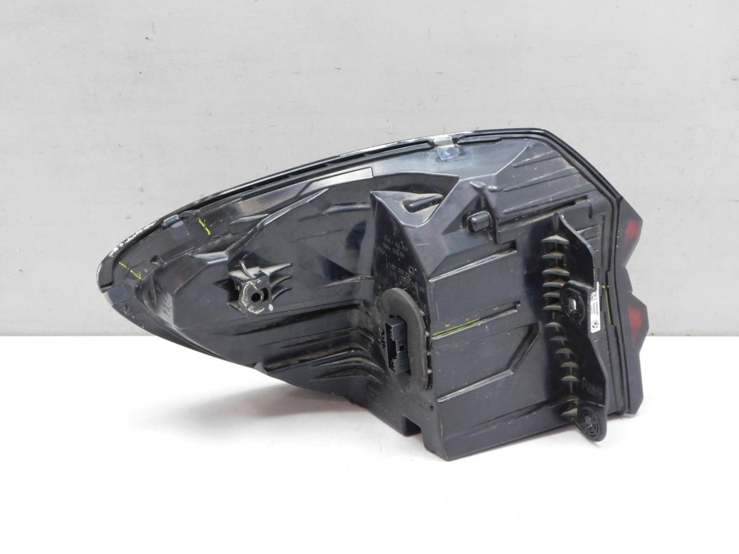 Фонарь задний наружный правый