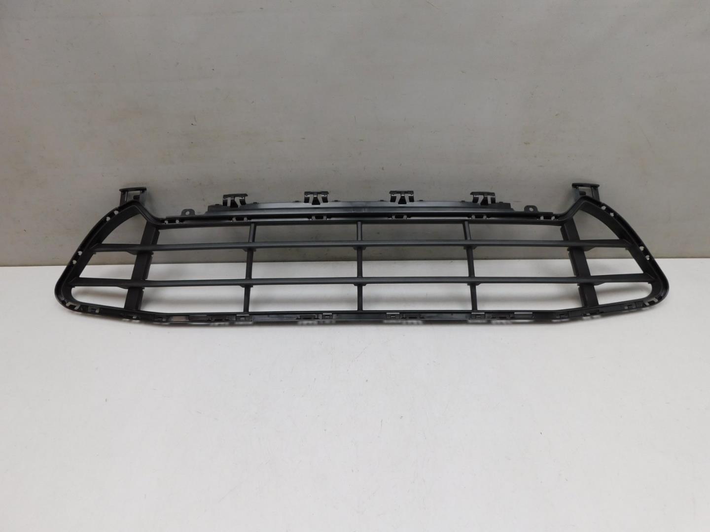 Решетка в бампер центральная