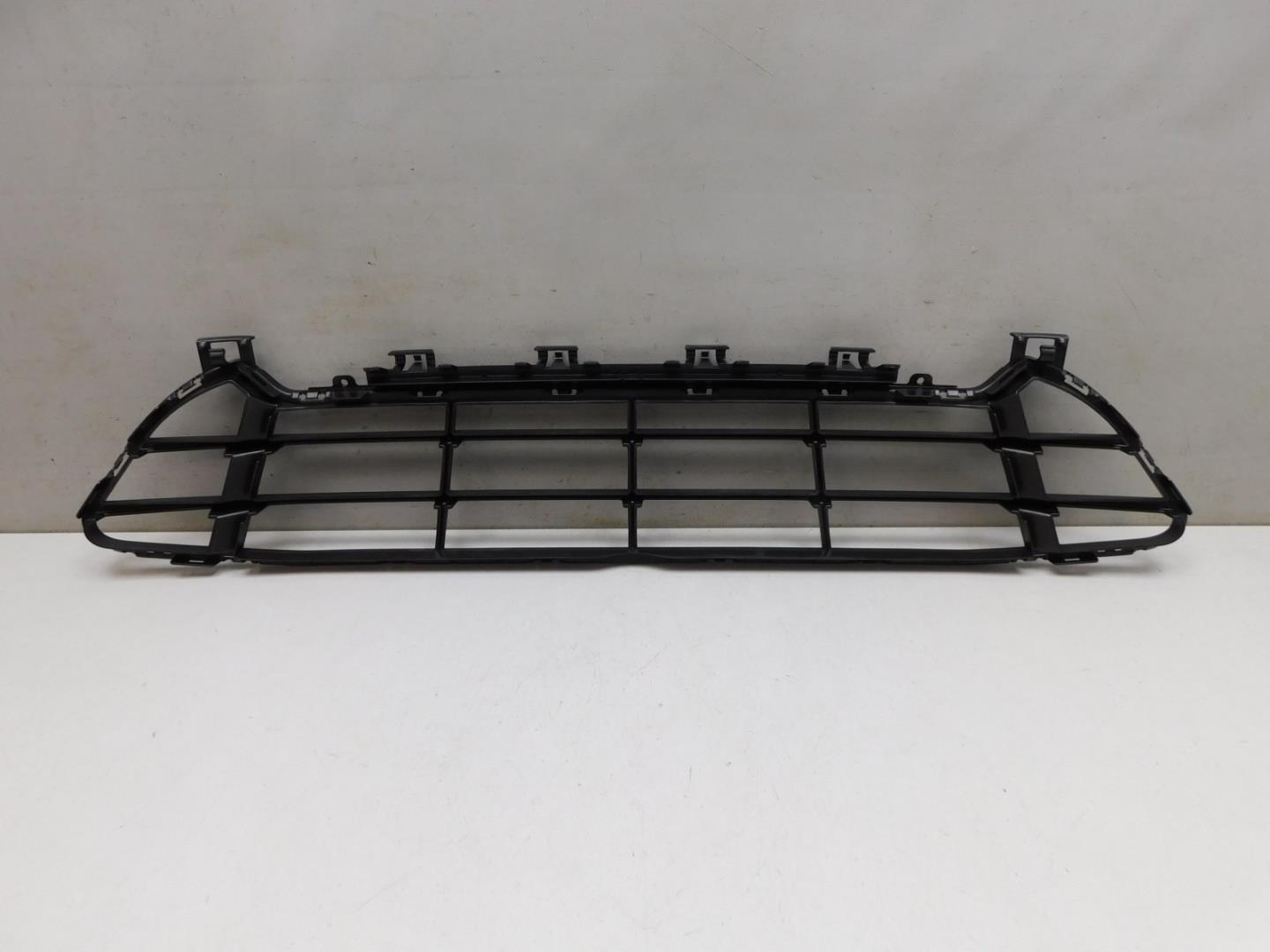 Решетка в бампер центральная