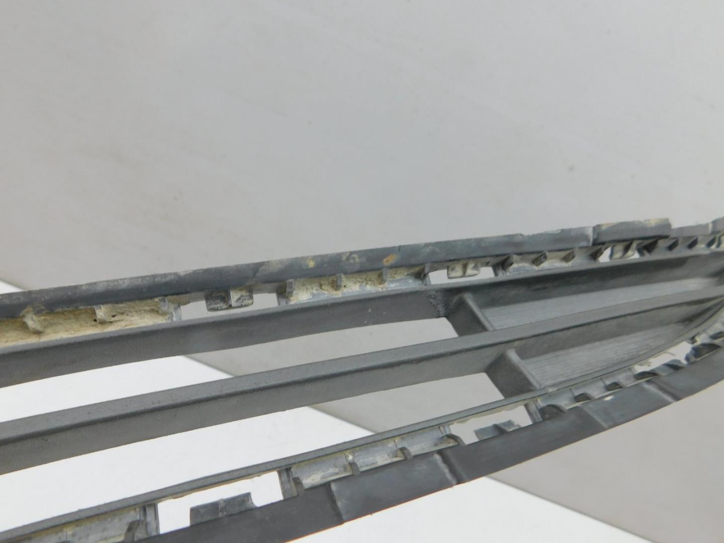 Решетка в бампер центральная