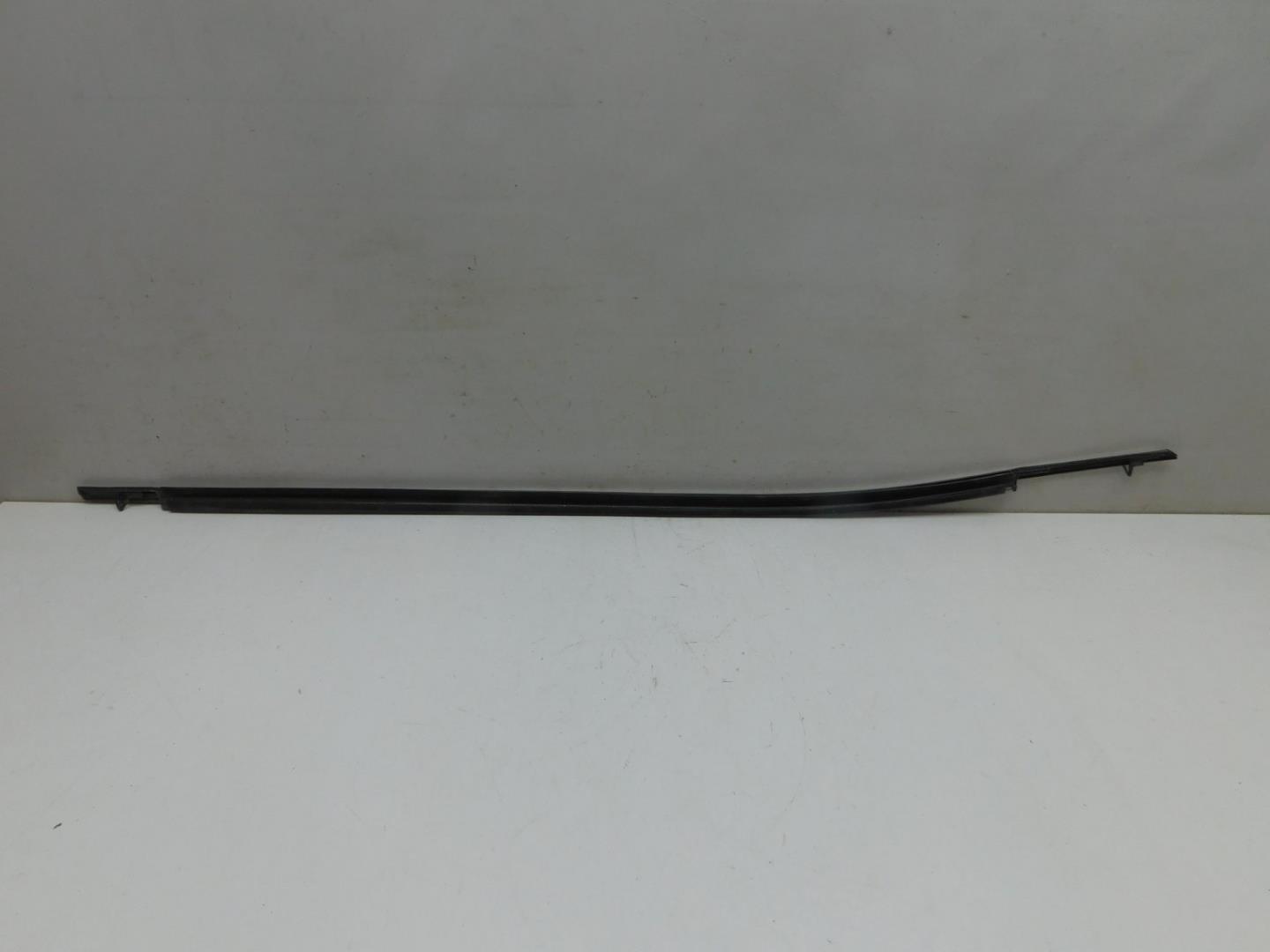 Накладка стекла переднего левого