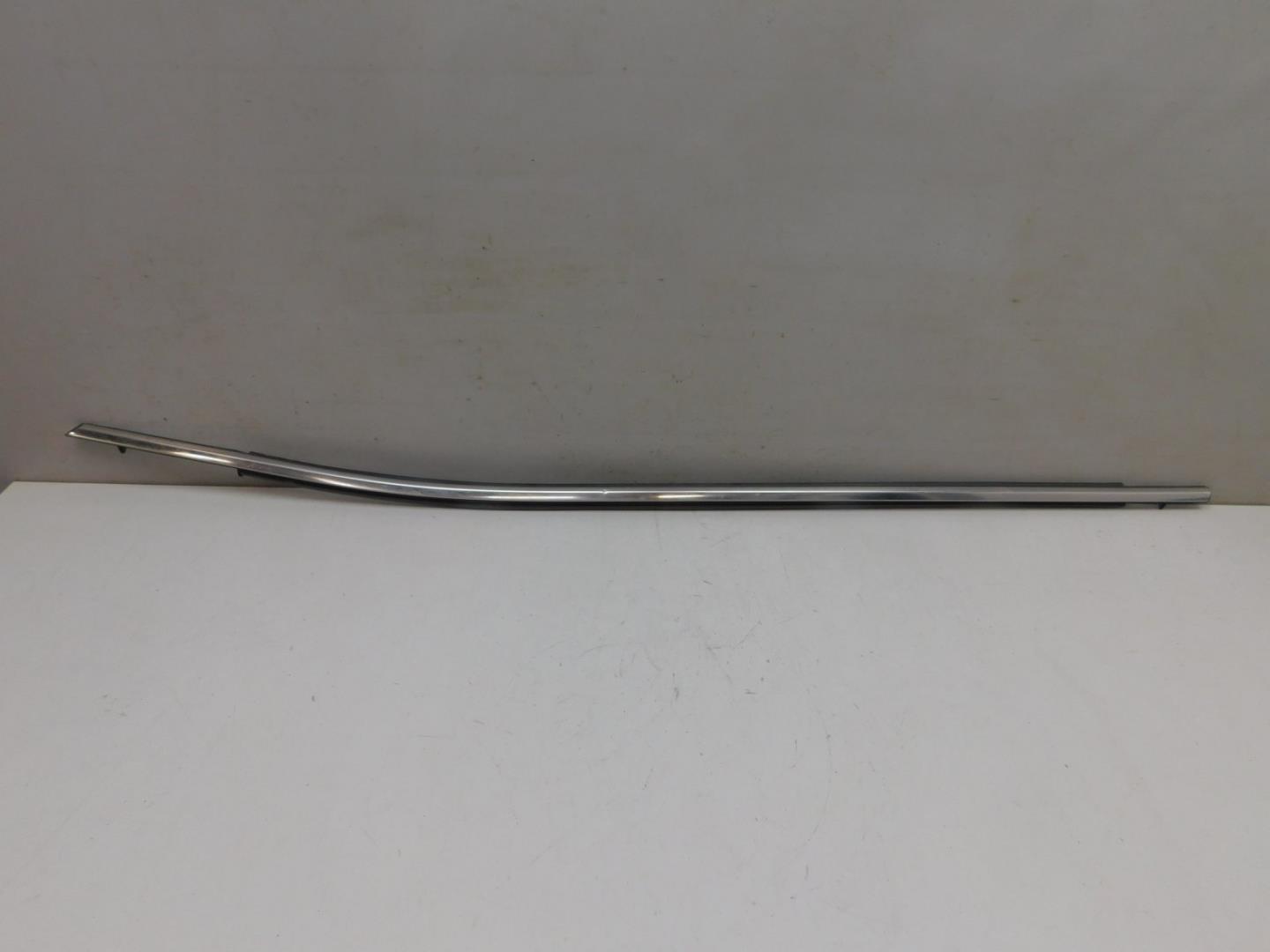 Накладка стекла переднего левого