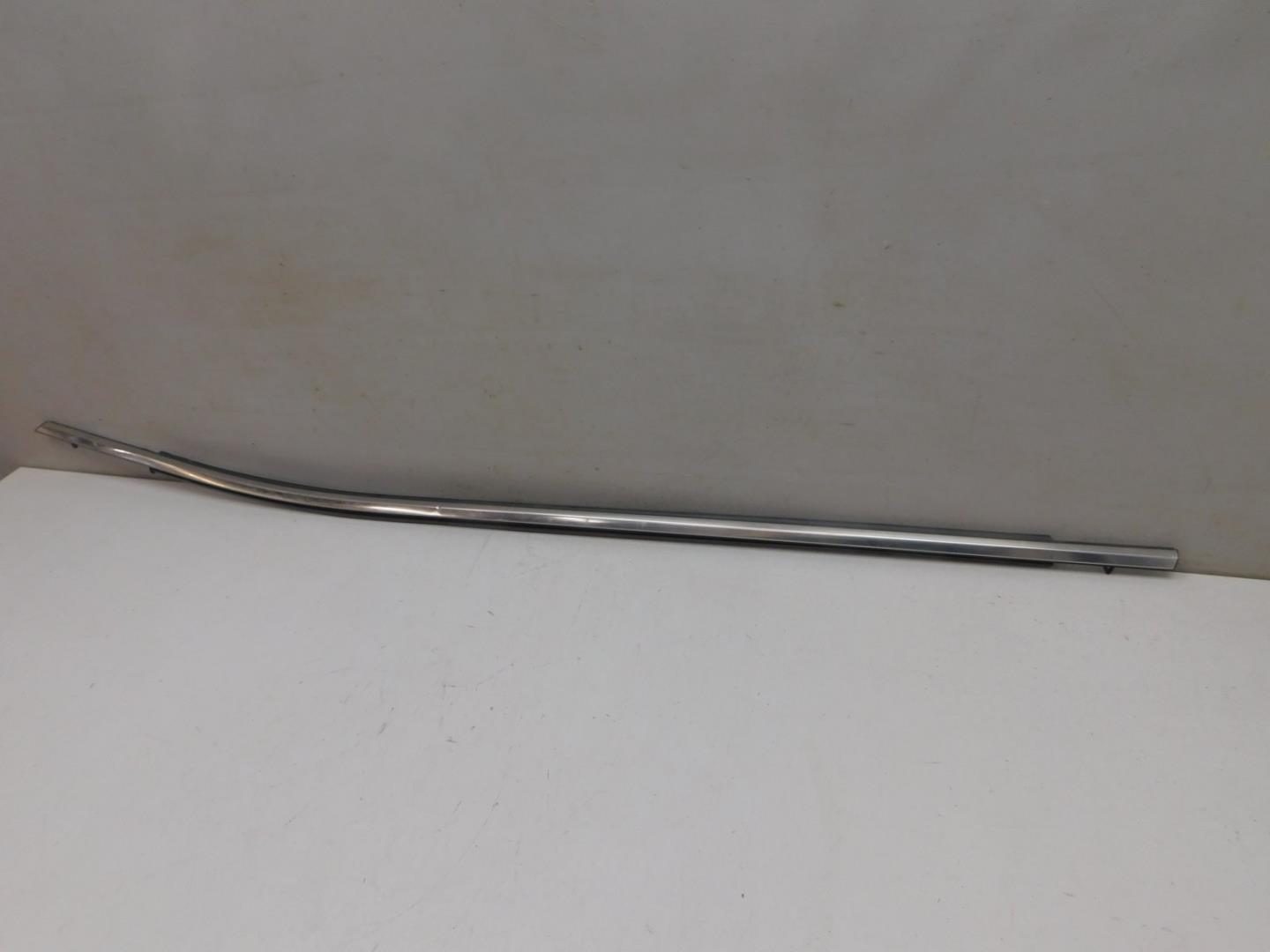 Накладка стекла переднего левого