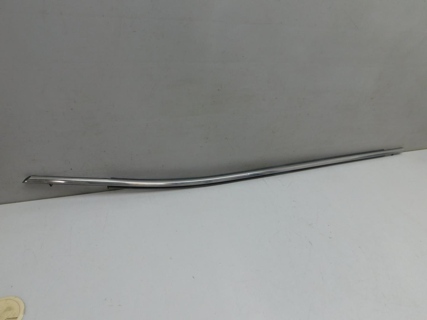 Накладка стекла переднего левого