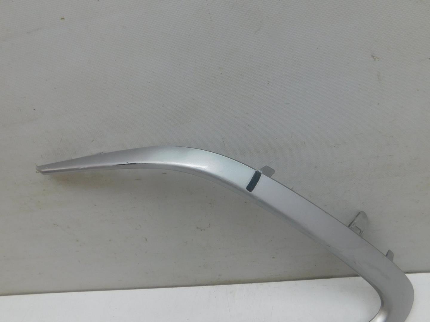 Молдинг переднего бампера