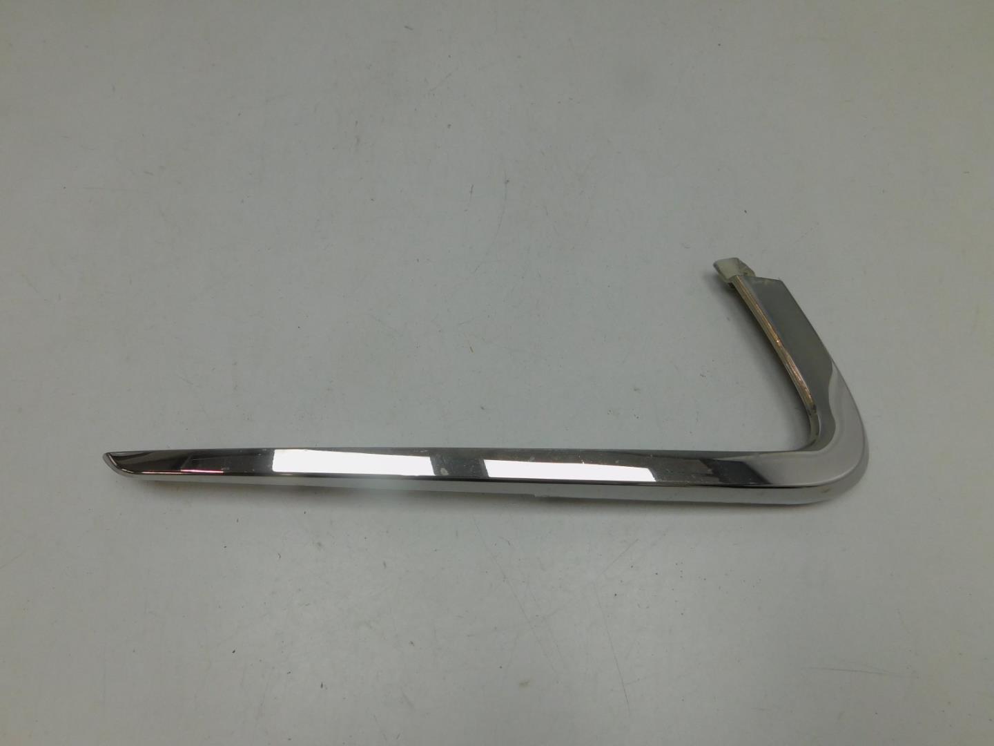 Молдинг переднего бампера