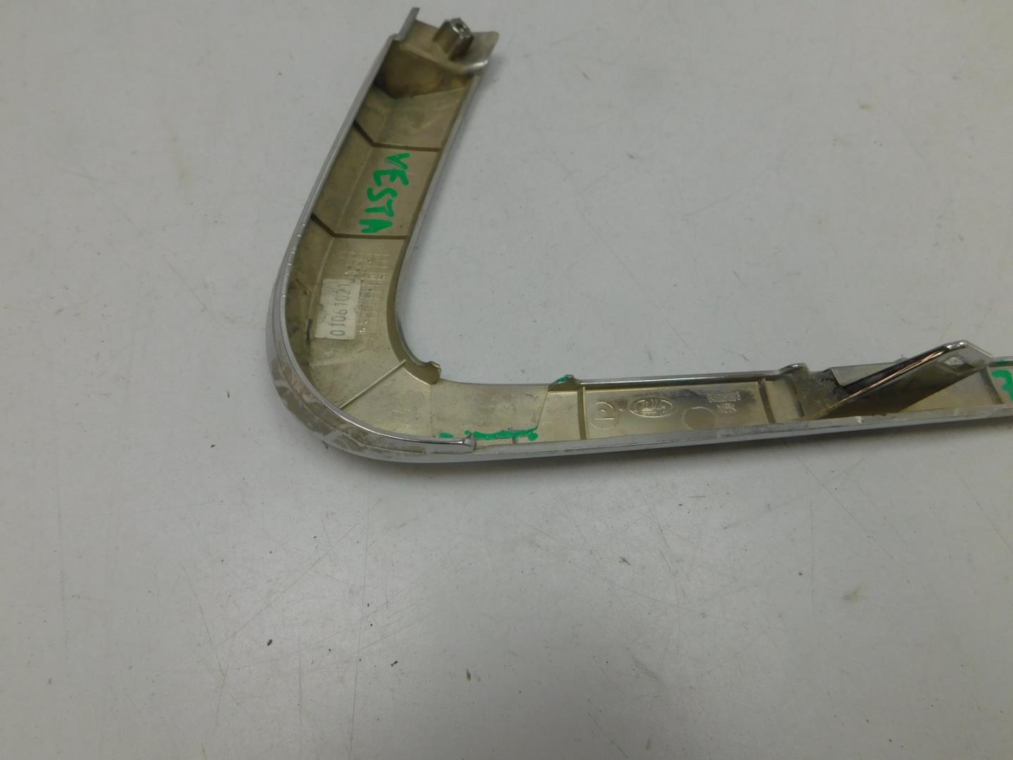 Молдинг переднего бампера