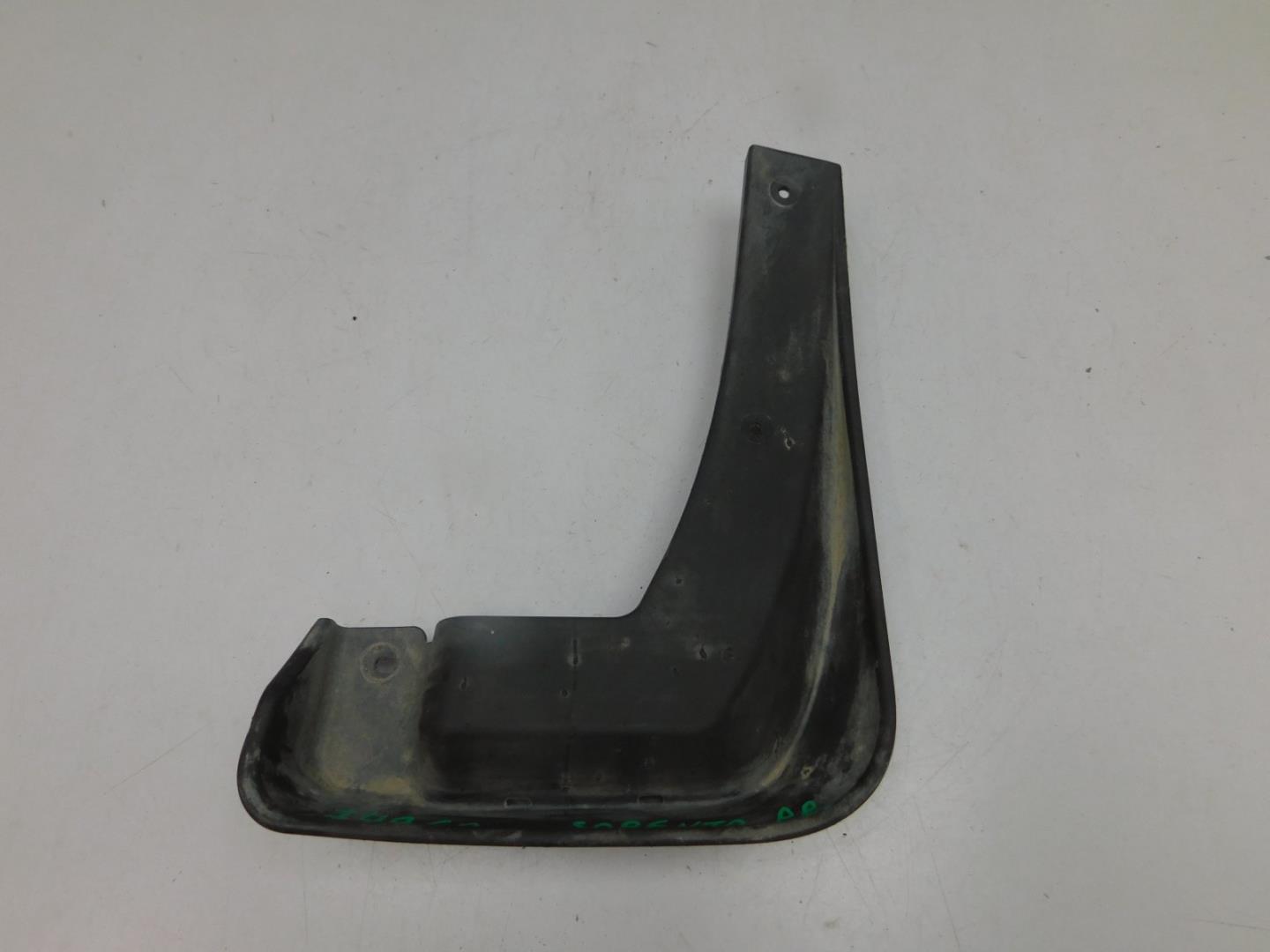 Брызговик передний левый