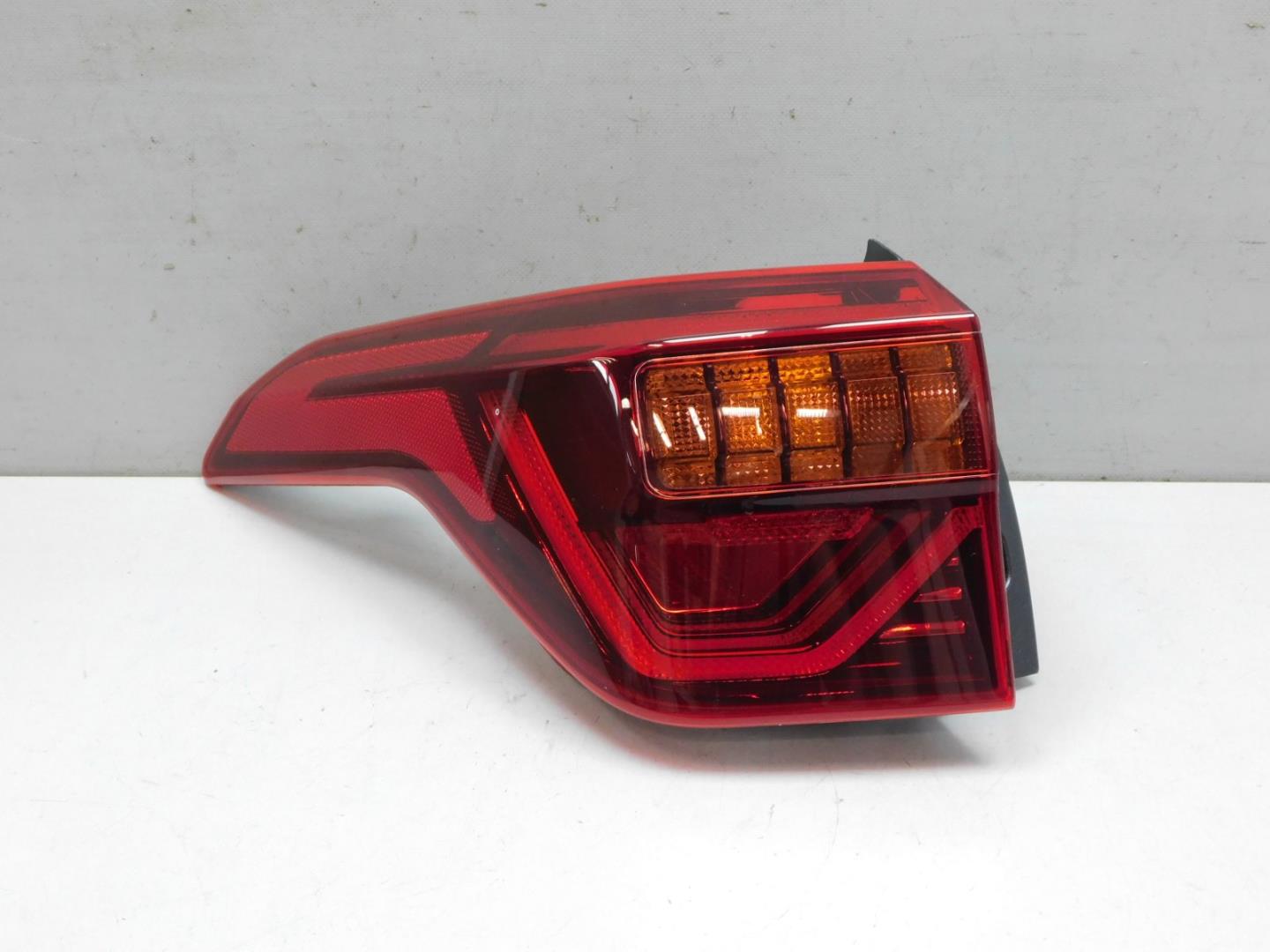 Фонарь задний наружный левый